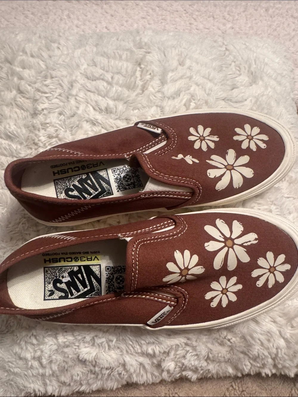 Vans Brown Slip-On Sneakers with White Daisy Pattern 4.5. NEW
